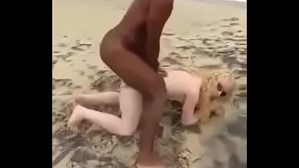 Trío caliente en la playa con\n  dos chicas blancas