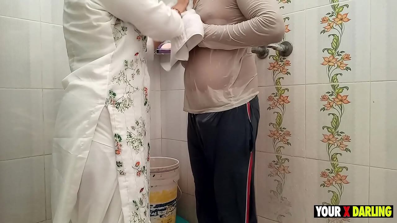 Chico se moja bajo la lluvia y\n  su madrastra gordita lo calienta con su cuerpo y lo hace tener sexo