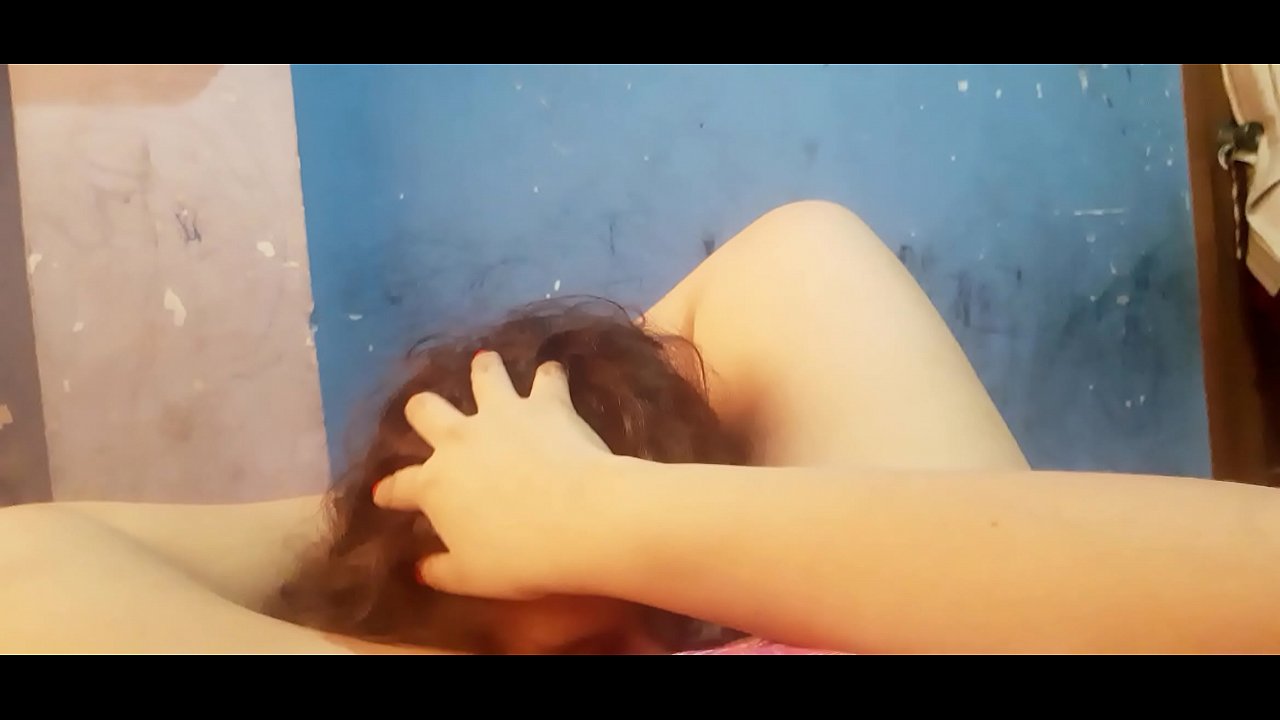 El joven se deleita con el\n  coño apretado de su madrastra