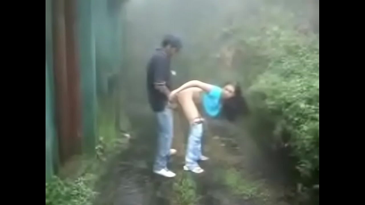 Jugando a las escondidas en el jardín, la pareja amateur no aguantó la tentación