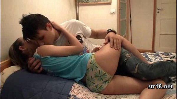 Intenso sexo casero de pareja\n  adolescente con orgasmos reales