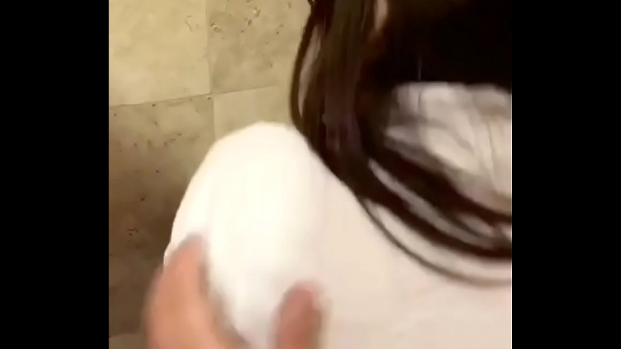 ¡Escándalo en el centro\n  comercial! Colegiala mexicana tiene sexo público con hombres en CDMX