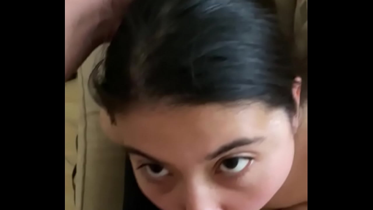 Latina excitada dando sexo oral