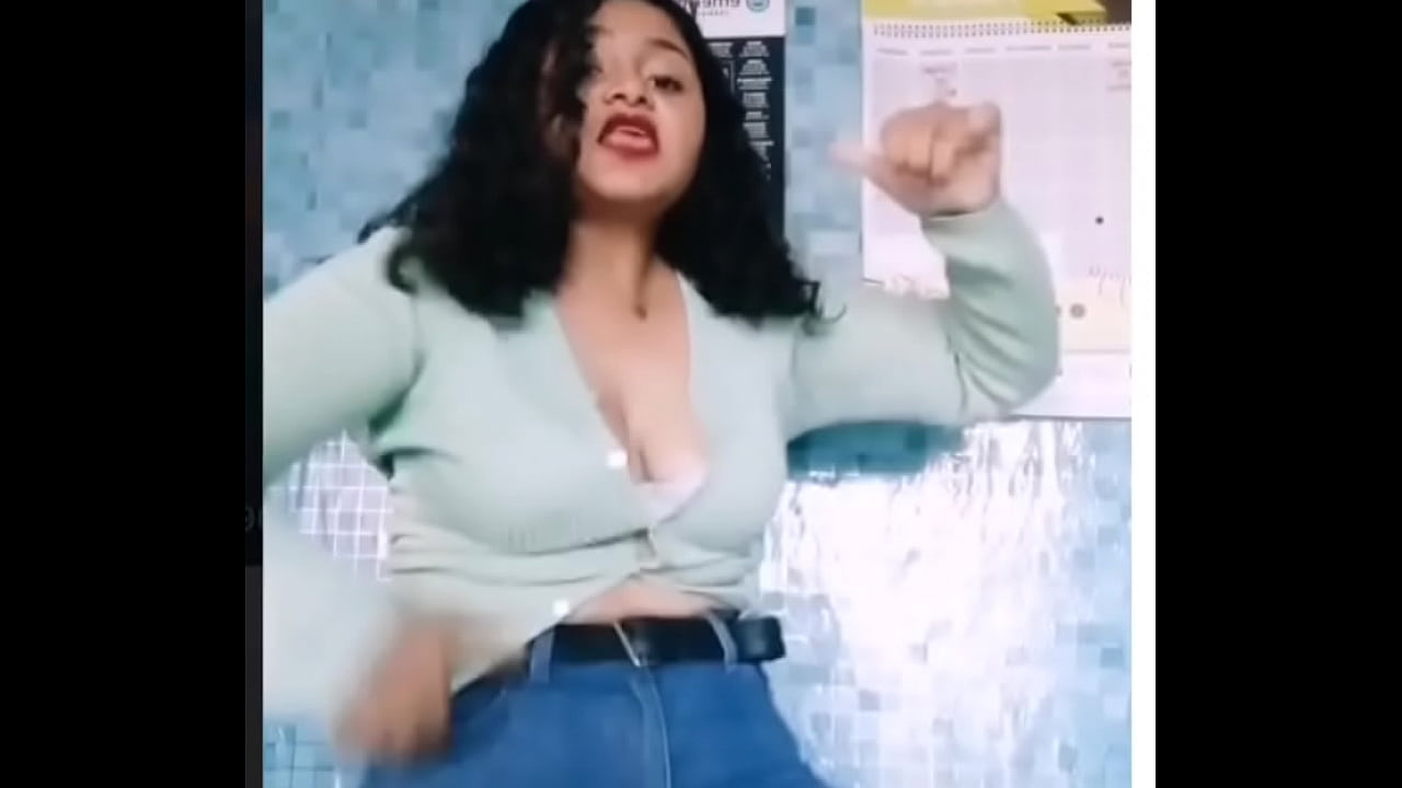 Baile sensual de una tetona y\n  culona