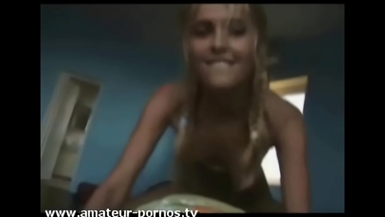 Rubia joven montando con pasión
