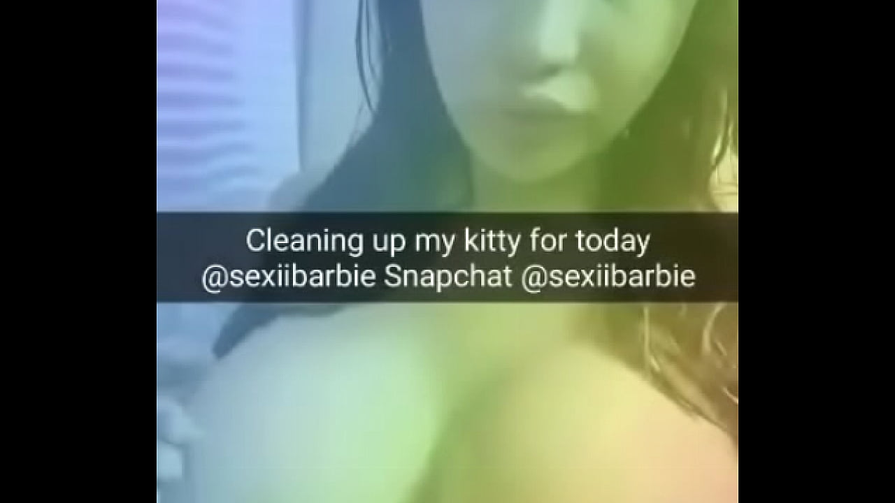 La sensualidad de la muñeca\n  Barbie mexicana en la ducha