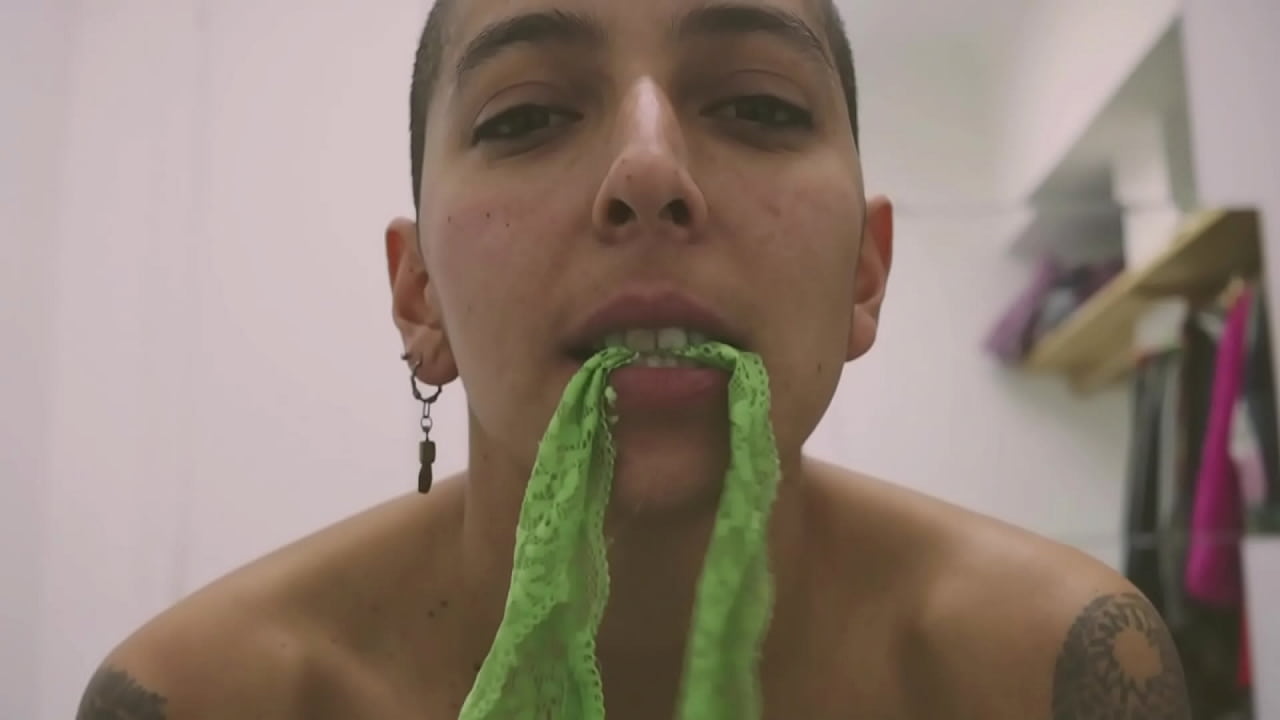 Chica tatuada con cabello verde se\n  desnuda