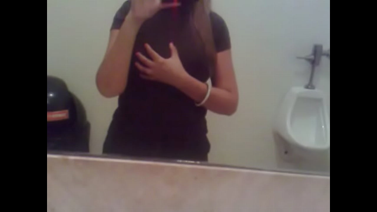 Mexicana frente al espejo:\n  Descubre sus hermosas tetas