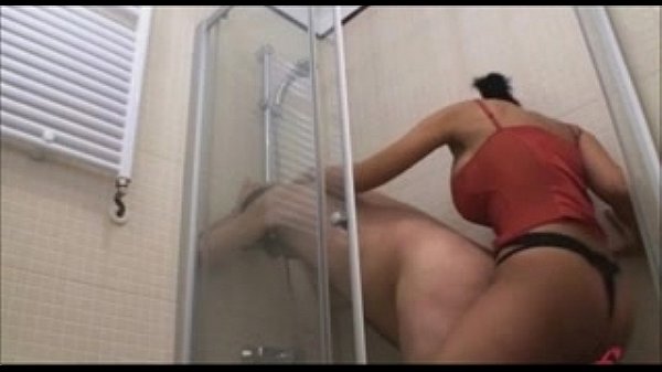 Mistress Hannah mostrando su trasero