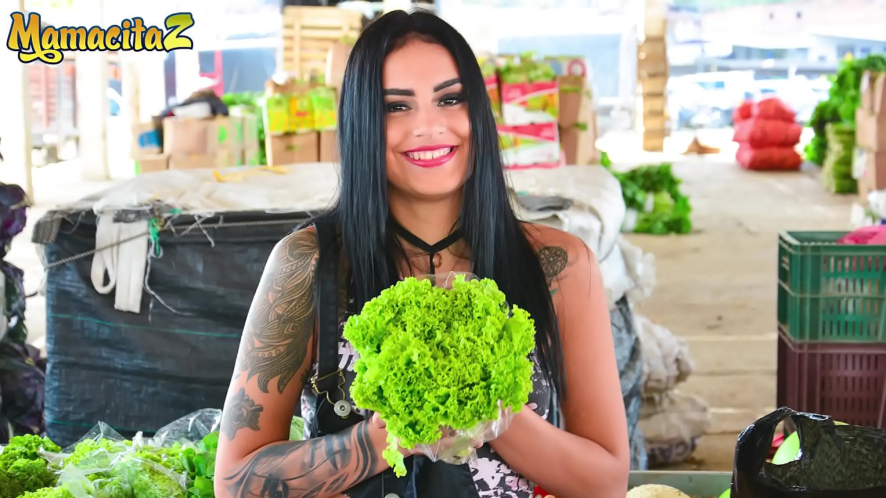 Melina Zapata - Joven\n  colombiana con gran trasero es penetrada por su papá en su casa