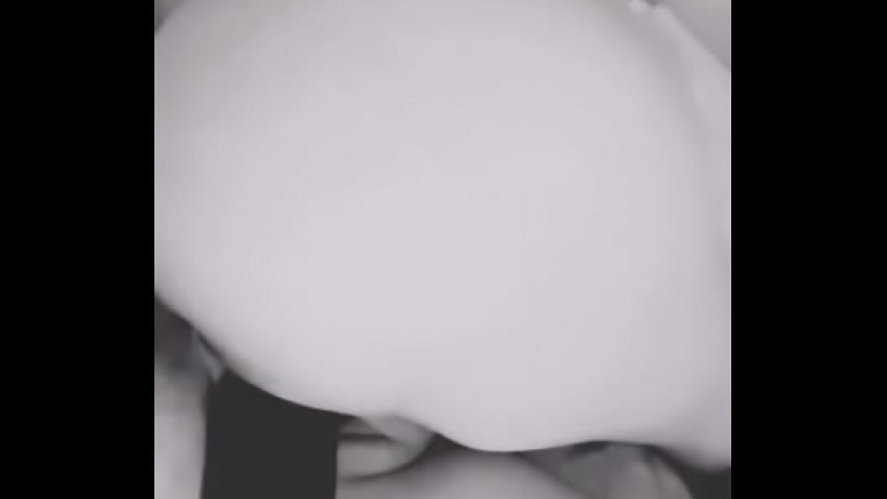 Venezolana Puta meti&eacute;ndose un pepino enorme en la vagina.