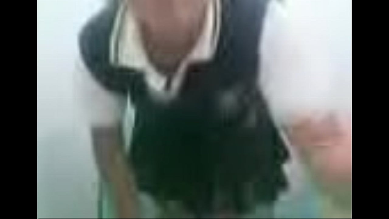 Colegiala se pone bien caliente en el baño de la escuela
