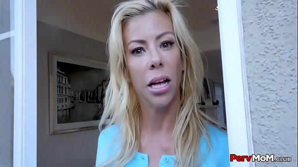 La madrastra mayor se lo saca bien rico a su hijastro en la sala