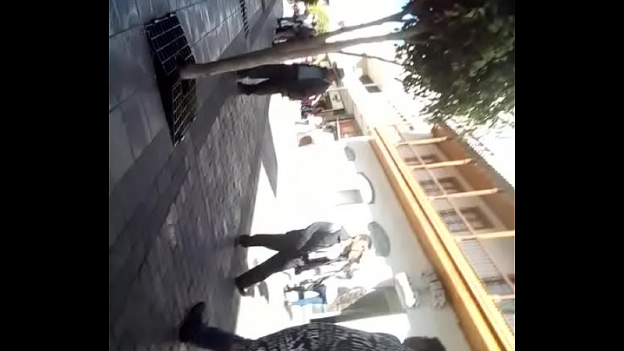 Peruanita paseando por el parque, se le antojó un polvo rápido