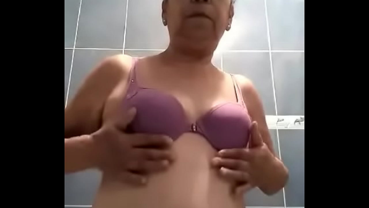 Señora bien caliente no aguantó y se la montó como una loca