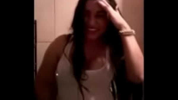 Mexicana caliente se da un gusto en el baño sin que la cachen