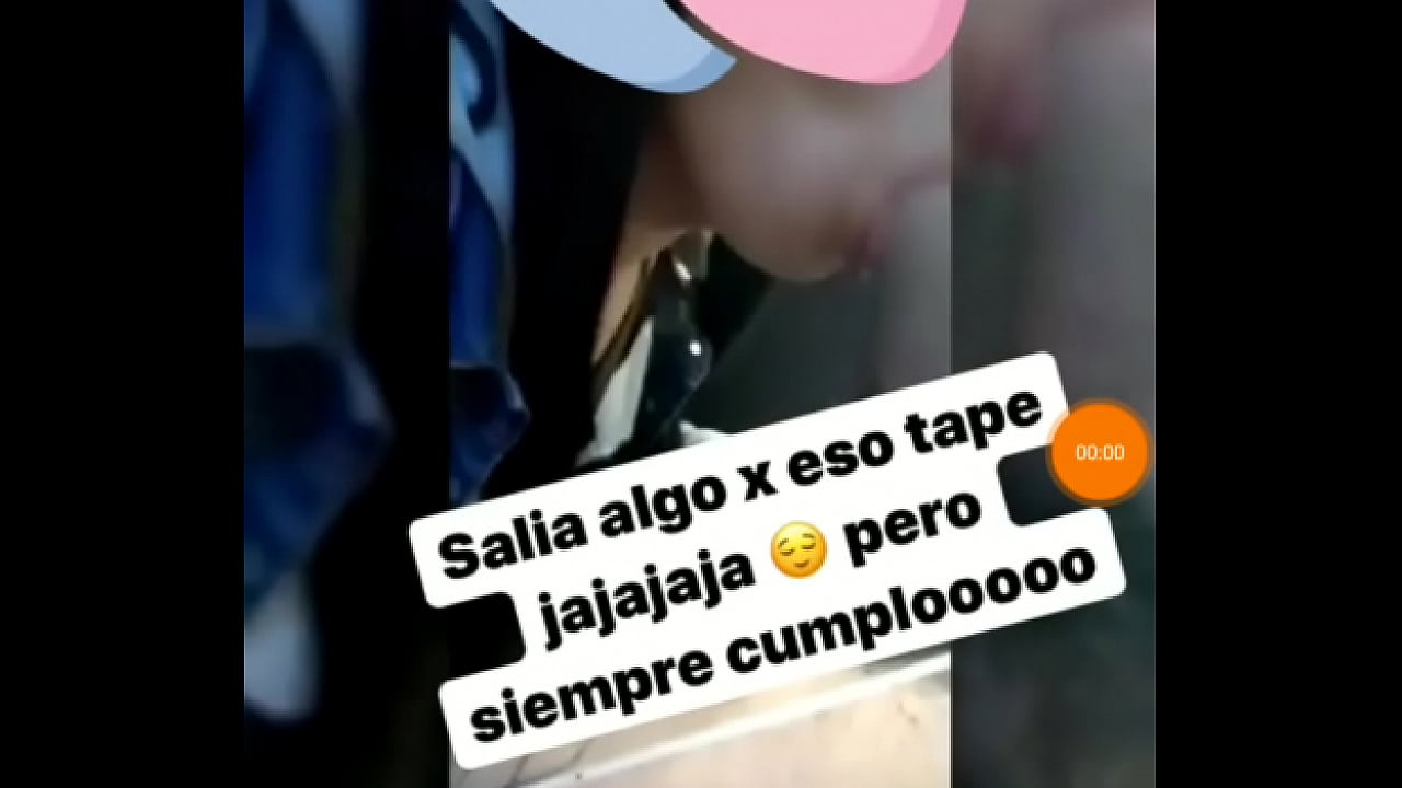 Melanie Scarlet se la saca en la sala, ¡sin que la cachen!