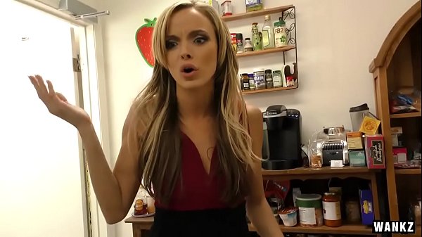 La madrastra bien rica no aguantó las ganas y le dio sin que la cachen