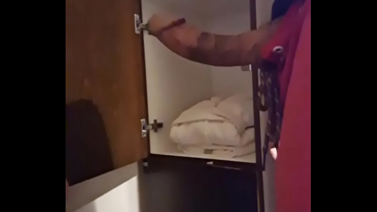 Me met&iacute; a un spa para tener la experiencia completa  y me termino follando a la otra clienta en el vestidor, seguro las masajistas escucharon estaban afuerita