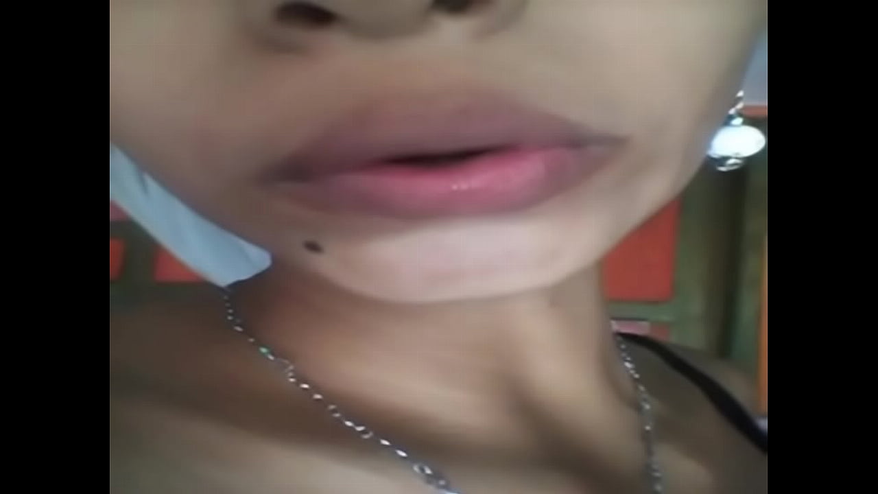 La amiga bien guapa se lascivia por la pinga: qué caliente está!