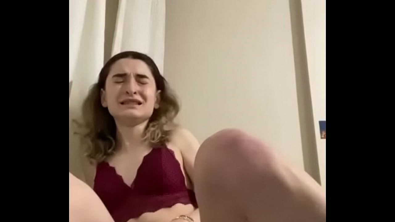 Chica joven se masturban a escondidas en su cuarto