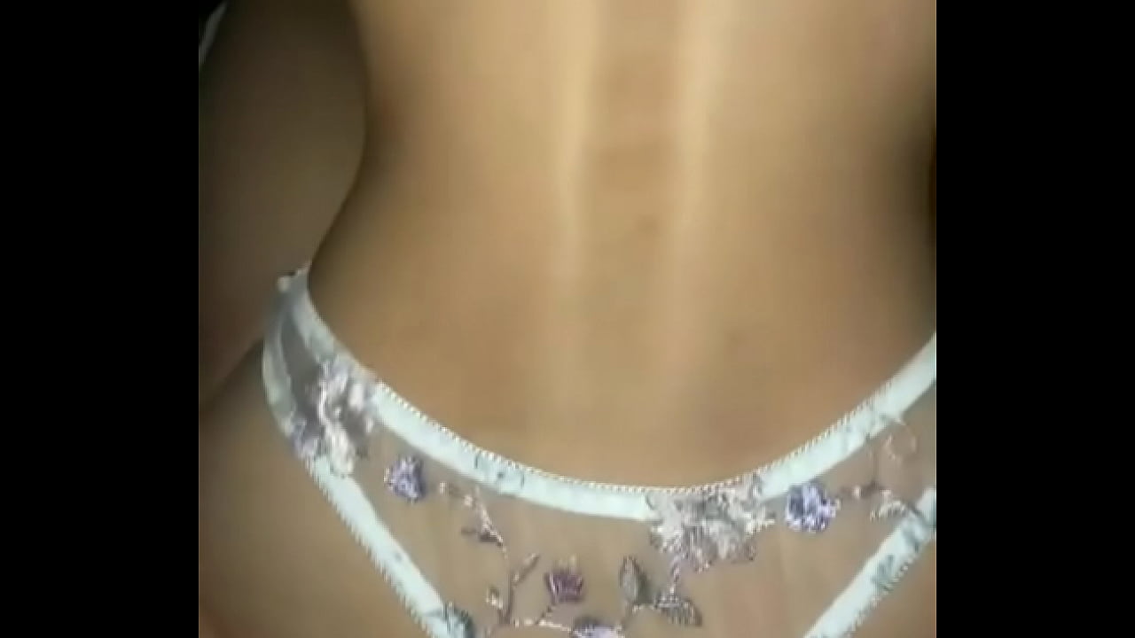 Se la cuela con calzoncillos de perrito en la cama