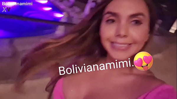 En Cancún, sin nada y mostrando bien rico a los mexicanos en el hotel