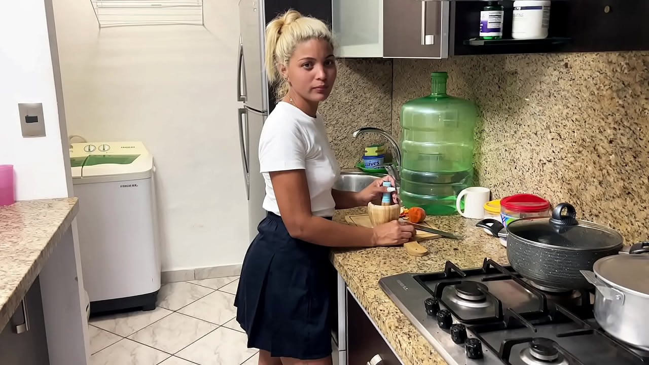 La hijastra se rinde al padrastro y acepta su trato carnal en la cocina
