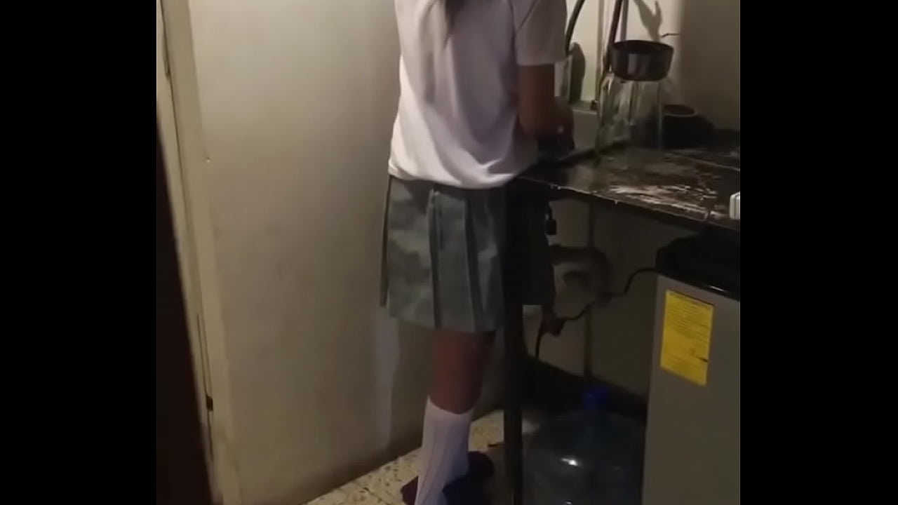 La cacho mientras lava los trastes: mi media hermana y yo solitos en casa
