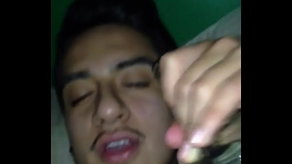 Mexicana caliente le chupa la pija a su novio en la cama