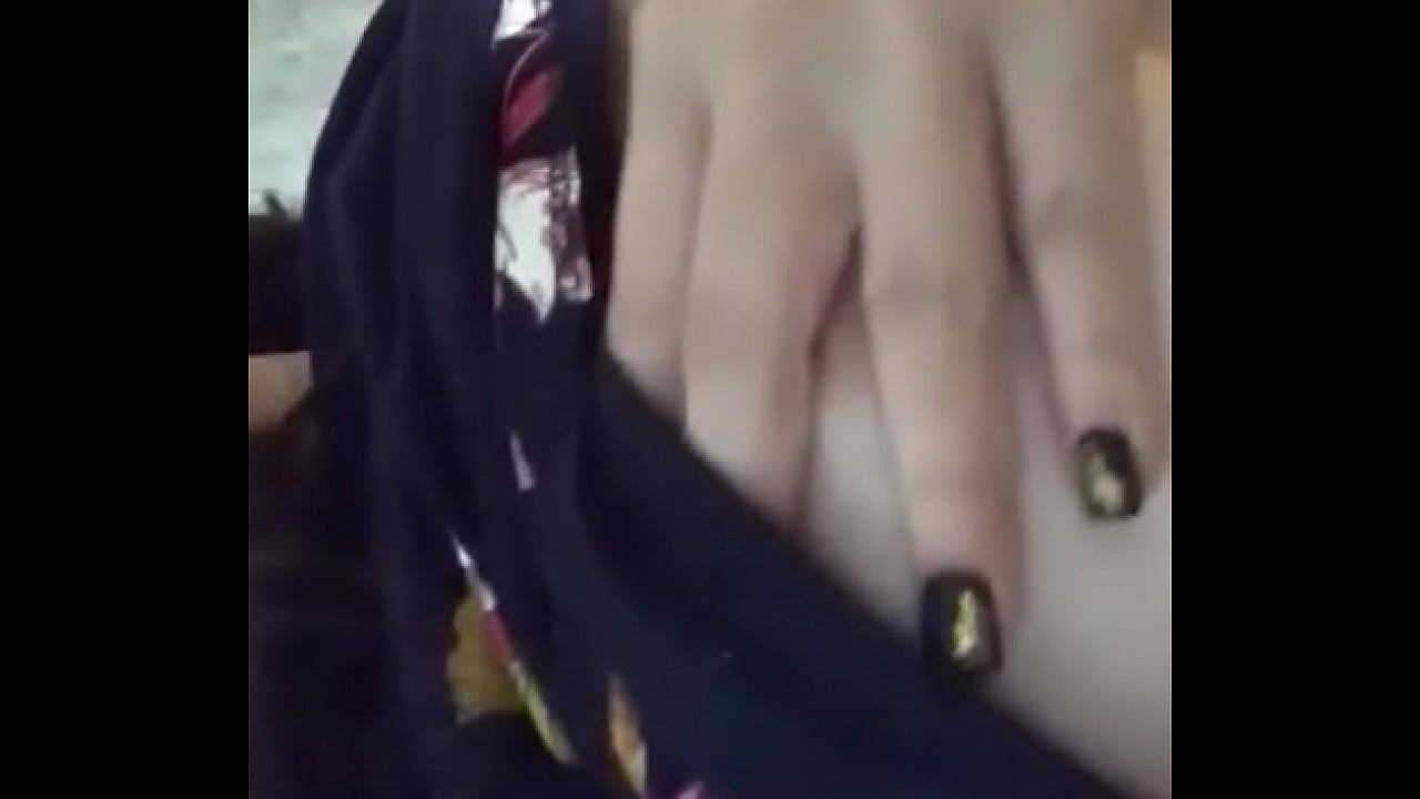 Colegiala se aventaja y le muestra a su novio sus senos bien ricos