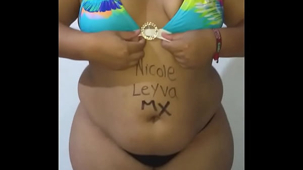 La gordita mexicana posa bien caliente y su novio se corre en sus pies, subiendo las fotos