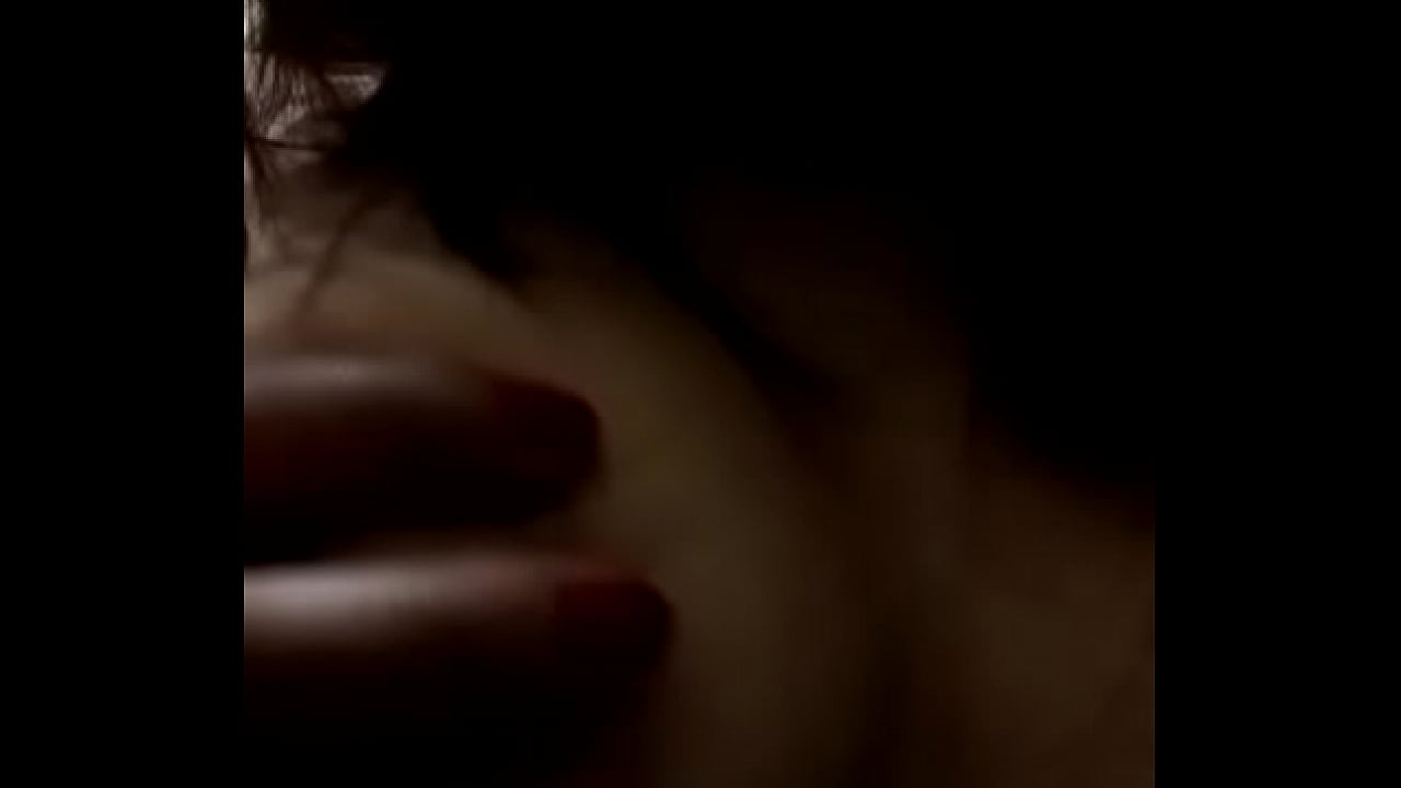 Dulce Roque se la pasa bien rico dándose placer en la cama