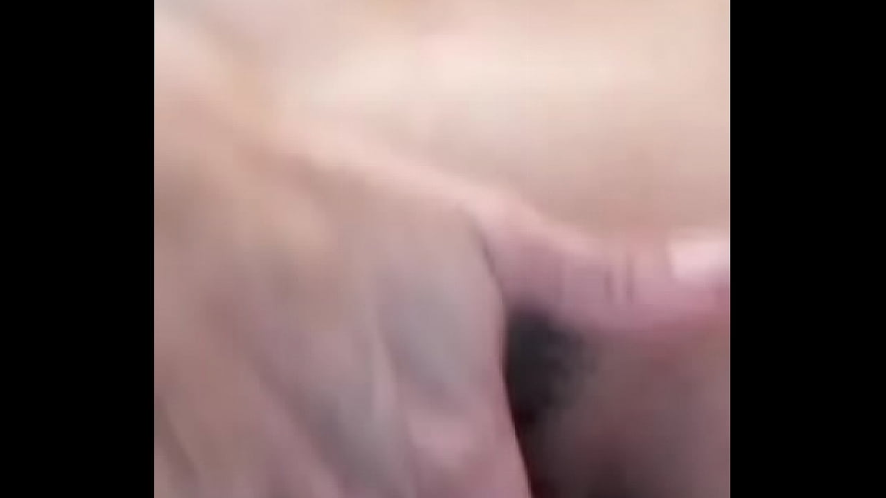 Mi novia se masturbó bien rico para mí, sin que la cacharan