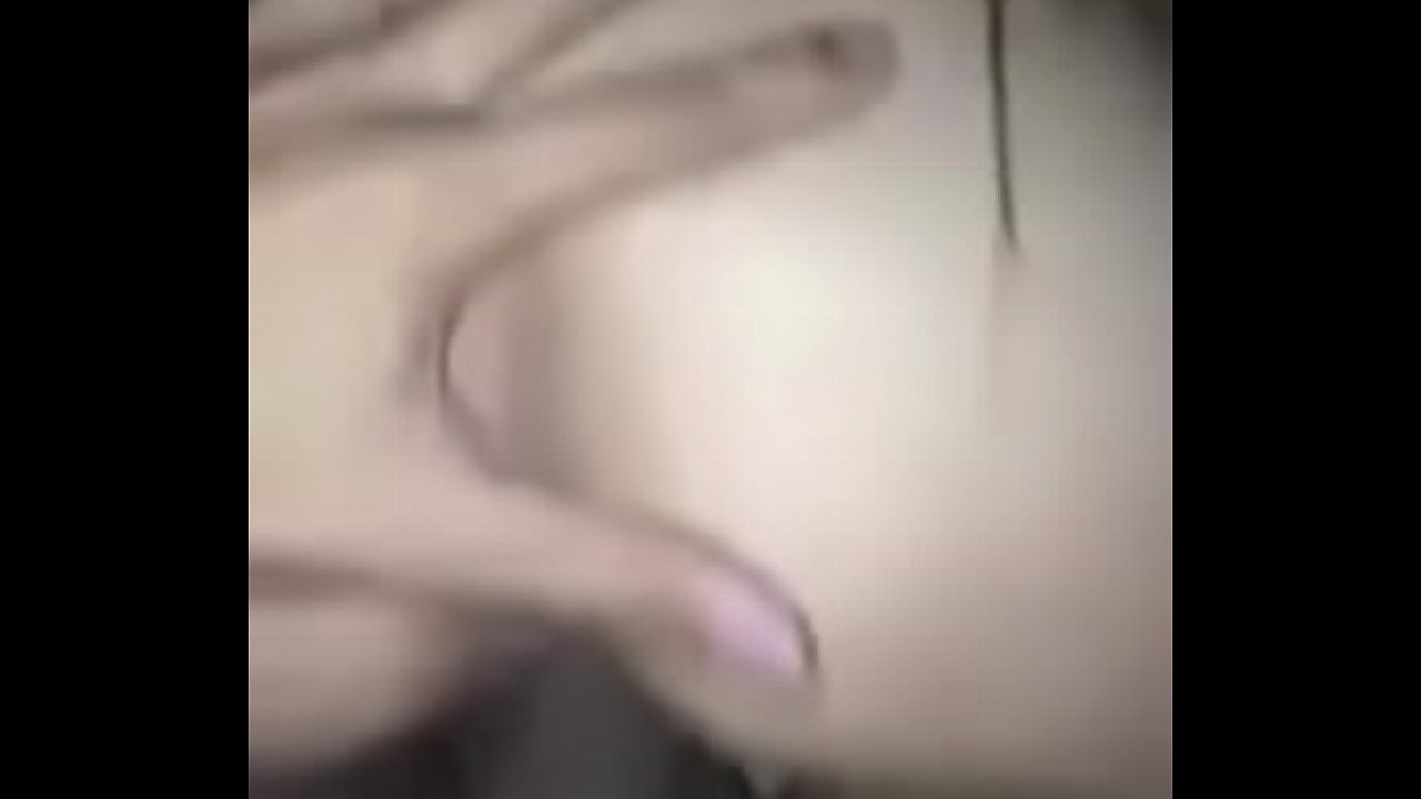 Morreándose suavecito mientras se tocan bajo la mesa