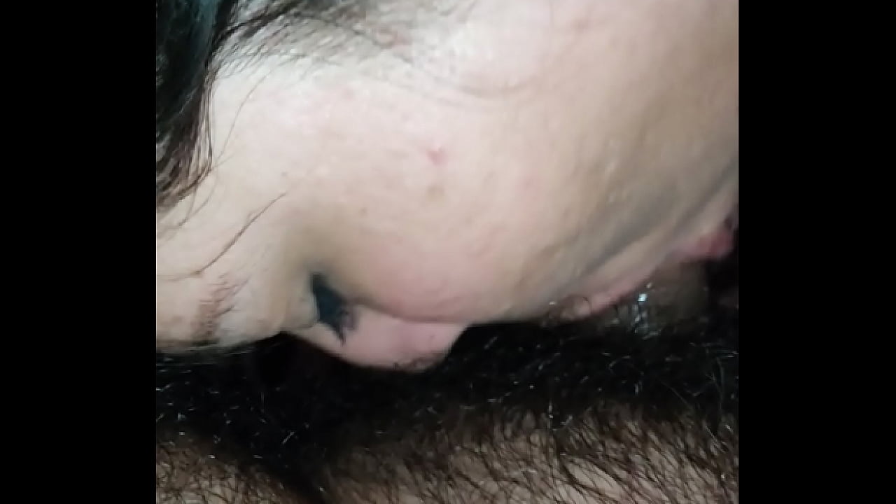 Gordibuenona casada le da una mamada sin que la cachen