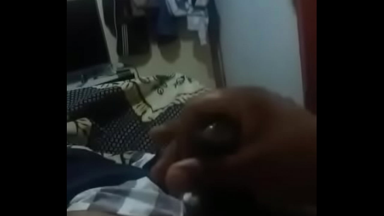 El doctor gordo bien ricón se la pajea a escondidas en su consultorio