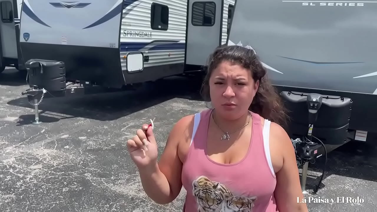 La colombiana le paga el adelanto del carro con un rico trío en el motel