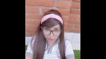 Colegiala se salta las clases para un rico encuentro con su compañero en el patio