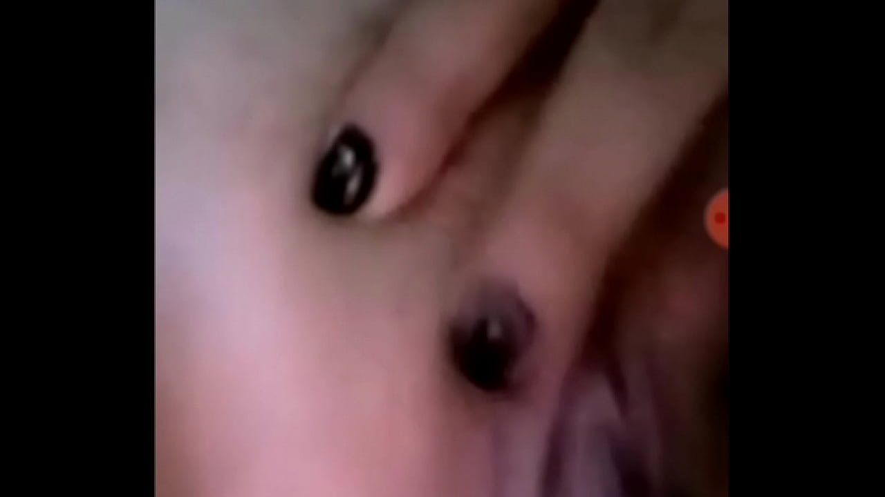 Mi gordita culona se pone tanga y me hace mamársela por videollamada