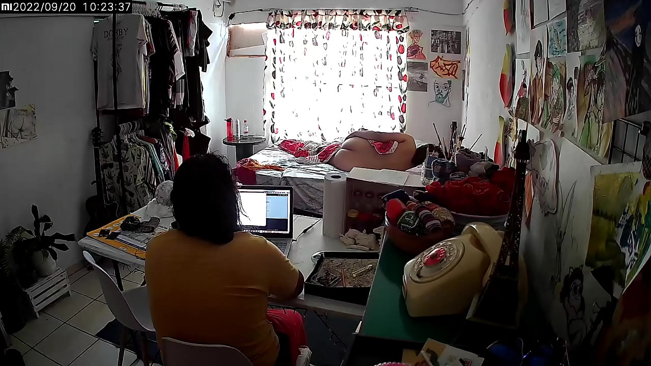 Padrastro se le antoja la hijastra trabajando en home office
