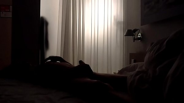 Joven mexicana se deja llevar por el deseo en su cuarto