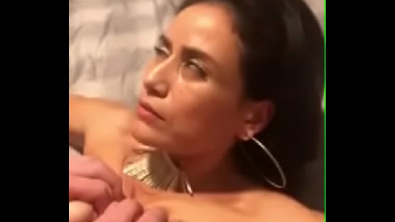 Yusime le mete candela a su madrastra en el sillón