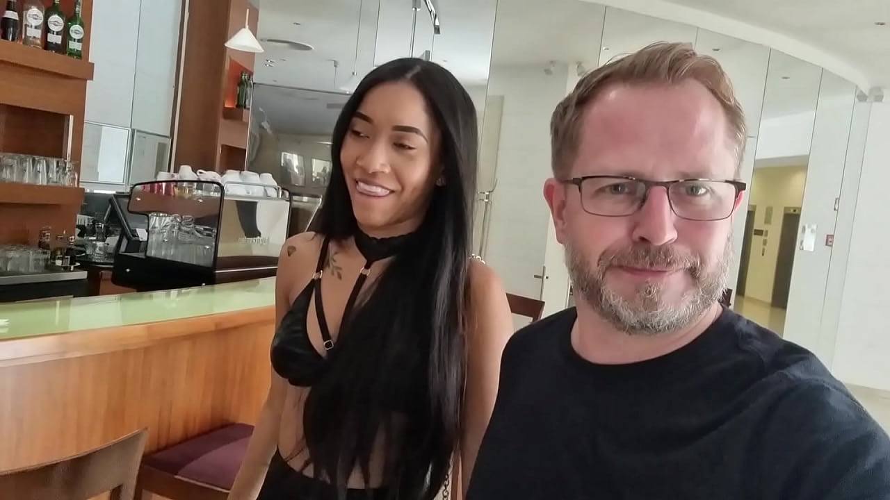 Linda, la colombiana bien rica, no aguanta y se lo traga todo en un anal intenso