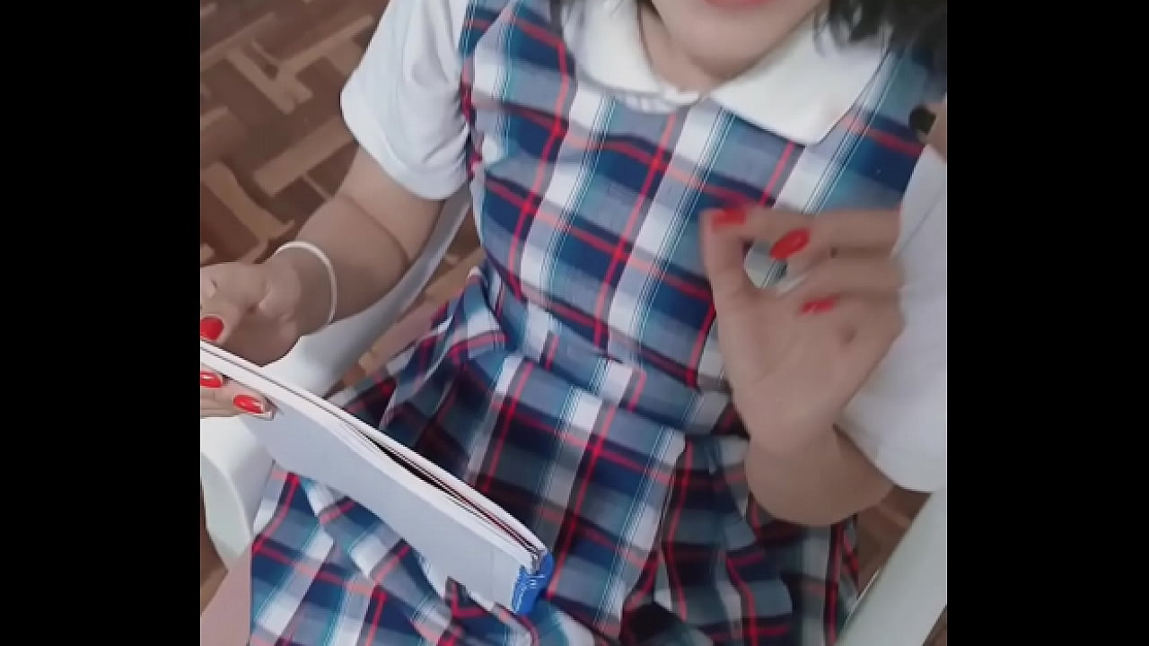 Estudiante latina le sube las notas a su maestro en el salón, sin prote y con uniforme