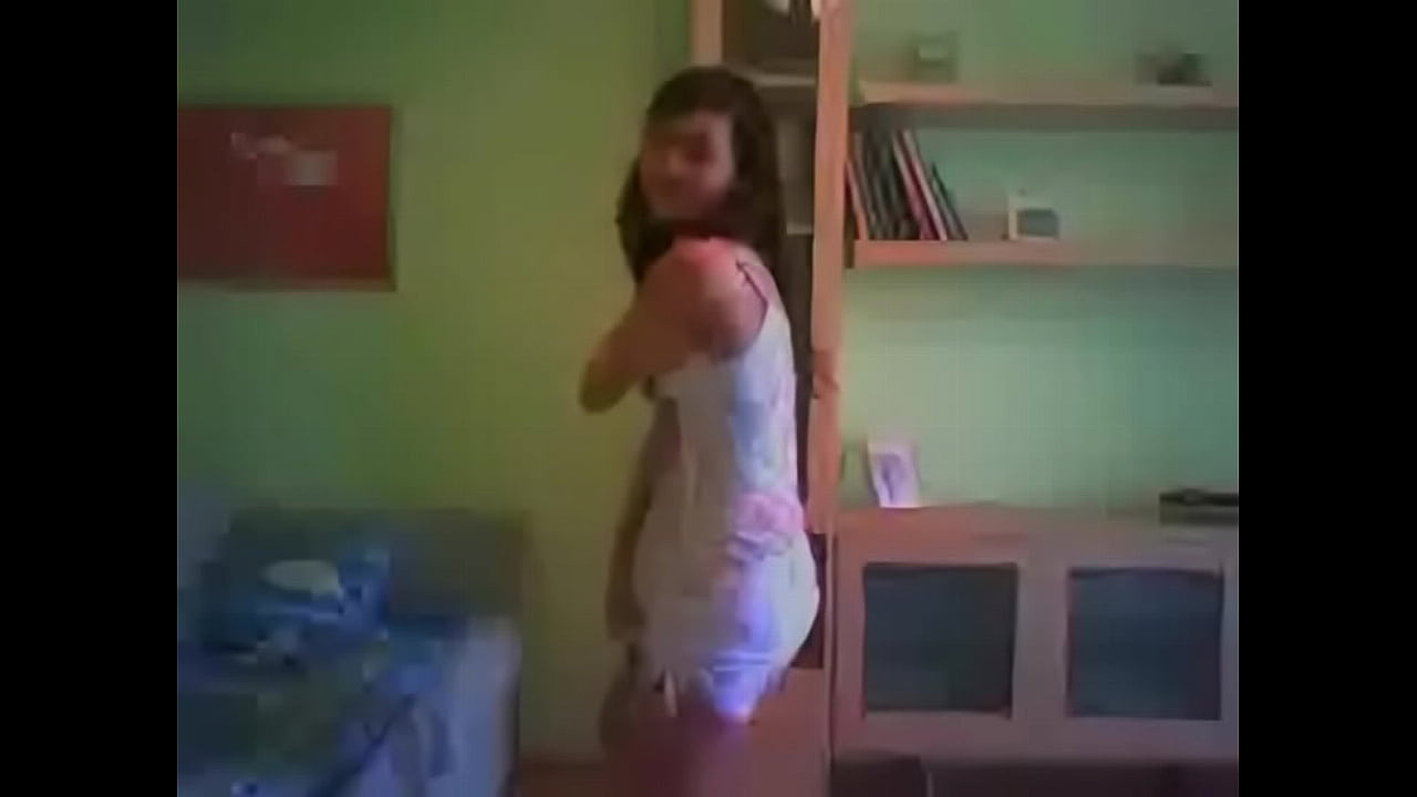 Joven bailando sensual sin que la cachen en la webcam