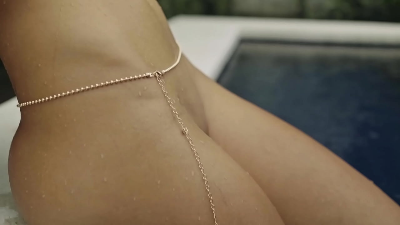 Chica flaca y tatuada se masturba hasta el éxtasis en video casero