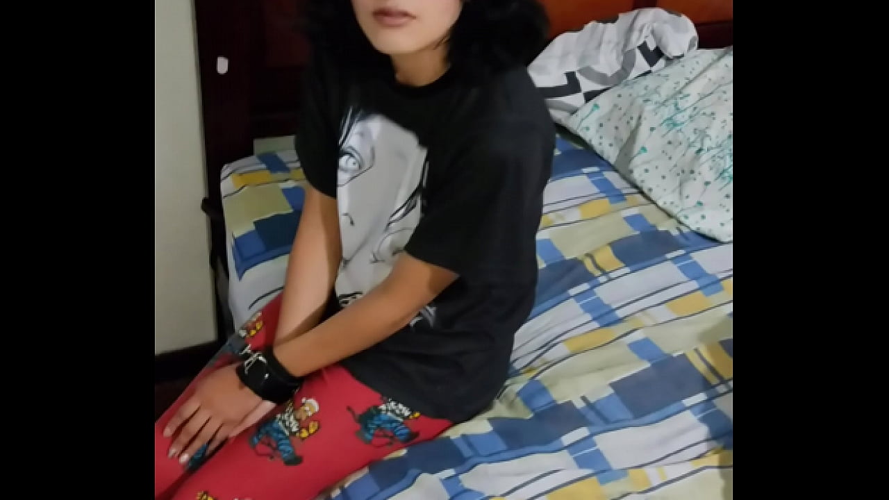Juego con mi hermanastra colegiala y terminamos atando la cosa en el cuarto