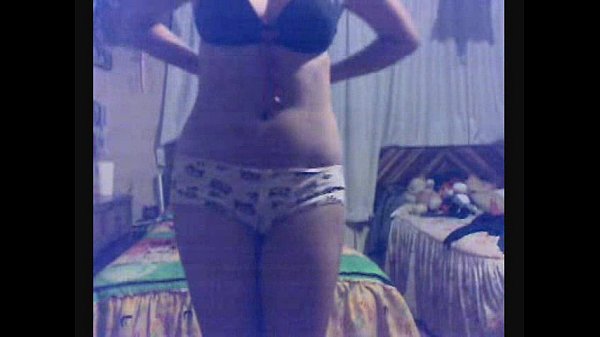 Latina amateur se pone bien caliente y se la pasa chevere bailando y tocándose