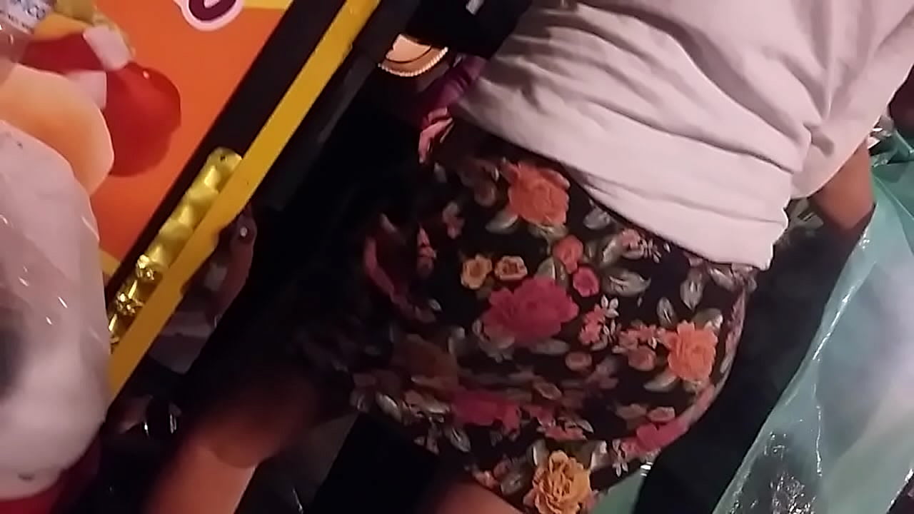 Sexy Mexicana en Mini Falda:\n  ¡Mira lo que se esconde debajo!